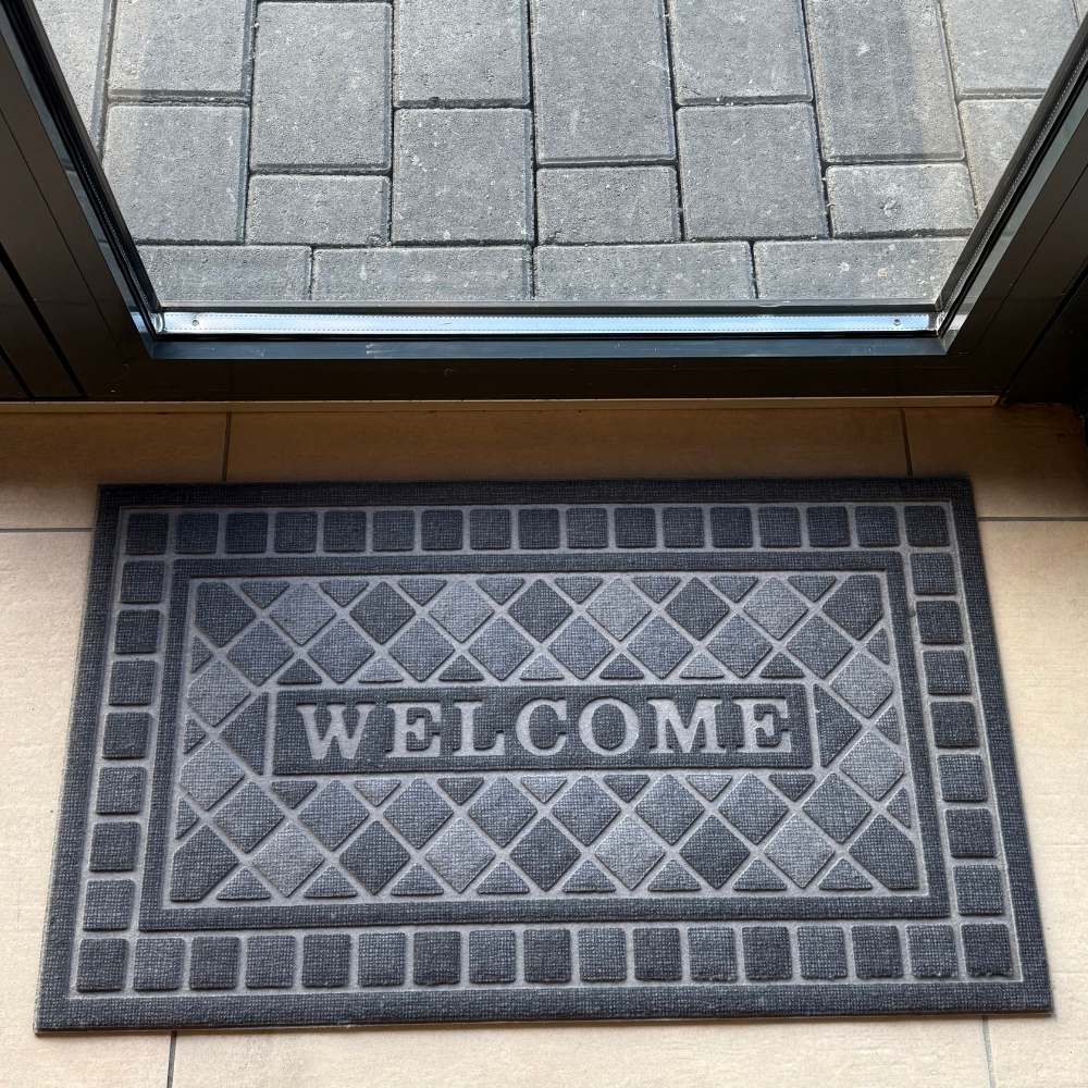 Covoras de intrare WELCOME, ®OPTIMDEKO, antiderapant, rezistent si decorativ, 75 x 43 cm, gri inchis